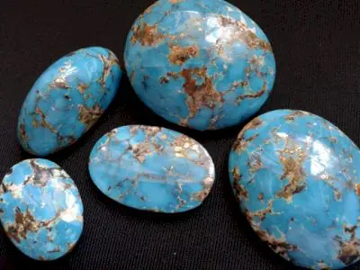 حجر الفيروز النيشابوري هو كلمة فارسية، يعني حجر الظفر، و هو لونه ازرق صافي الزرقة، و سمي بذلك لأنه يجلب من منطقة نيشابور في ايران