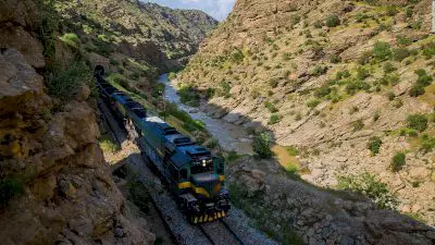 فهناك السكك الحديدية التي تعمل في جميع أنحاء إيران من الخليج العربي إلى بحر قزوين