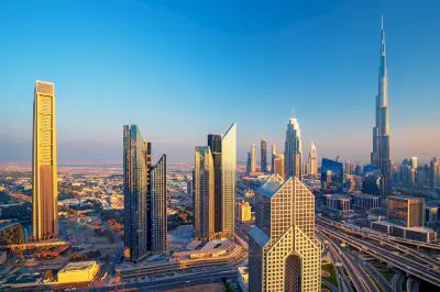 تتألف دولة الإمارات العربية المتحدة من سبع إمارات هي: أبوظبي ودبي، والشارقة، ورأس الخيمة، وعجمان، وأم القيوين، والفجيرة