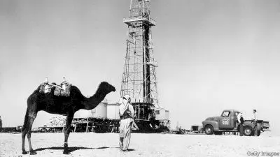 اكتشف منقبون من شركة ستاندرد أويل التابعة لعائلة روكفلر النفط في السعودية في العام 1938