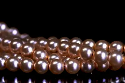 It is very difficult to distinguish natural pearls from cultured pearls due to their similarity in appearance, and their specific weight is used for this purpose